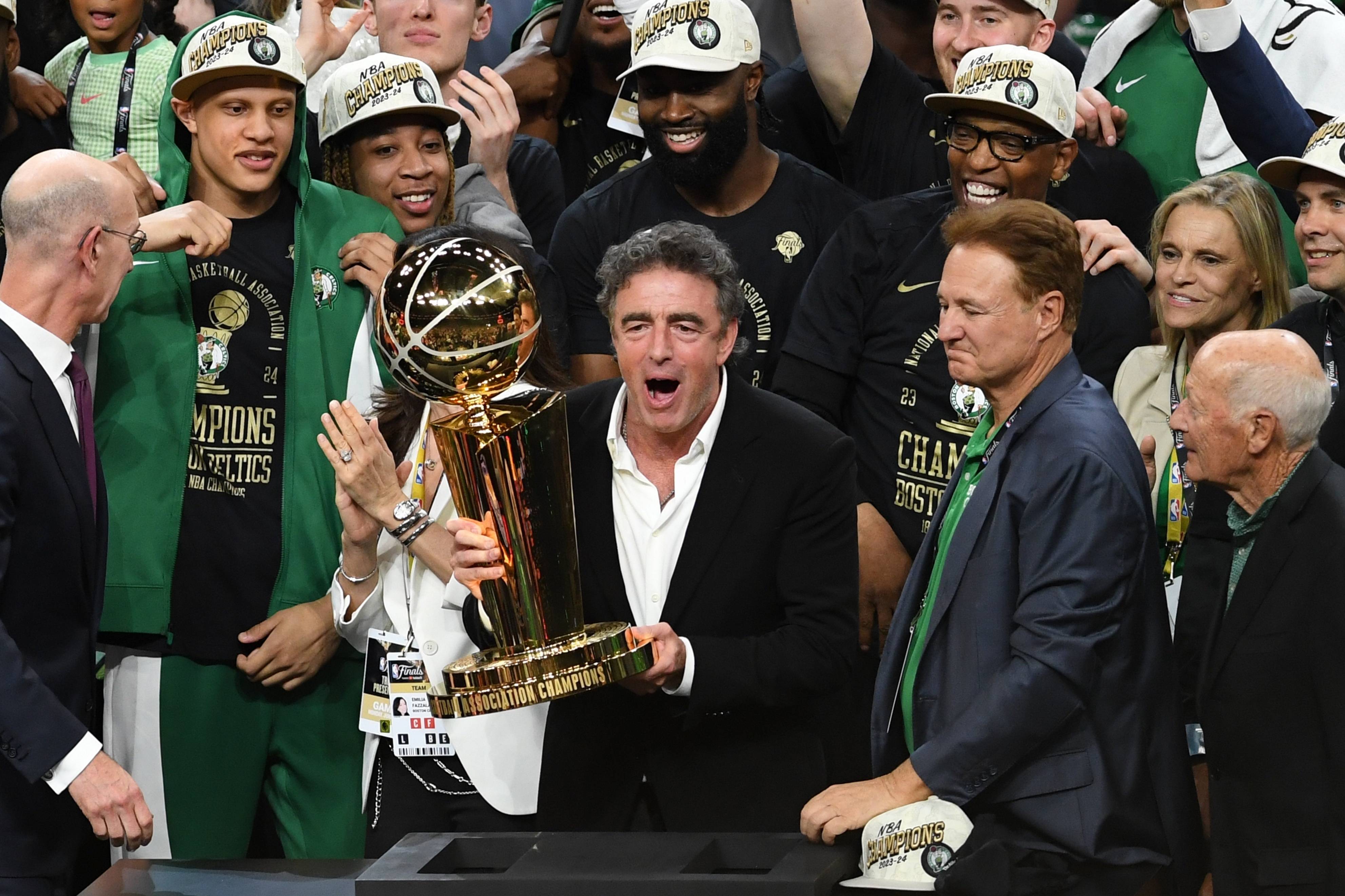 包含bsports体育：太阳队新赛季：艾顿能否在内线展现统治力，在季后赛中发挥关键作用，帮助球队赢得总冠军？的词条