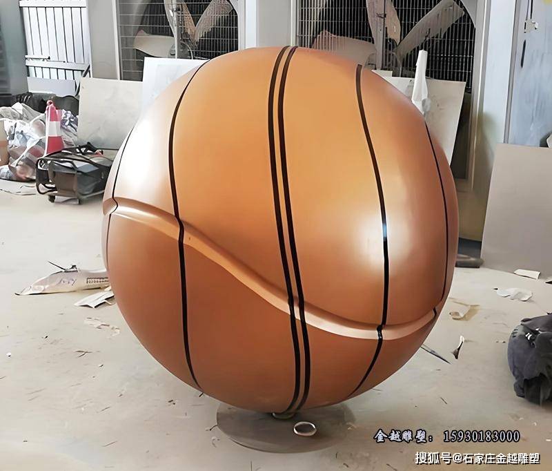 B体育官网：篮球主题的雕塑作品创作理念分享：用雕塑的形式展现篮球的力量与美感的简单介绍