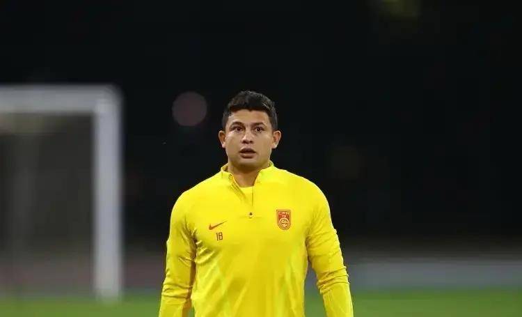 B体育APP:中国足球归化“骑虎难下”，球迷：归化球员是“救星”还是“鸡肋”？的简单介绍